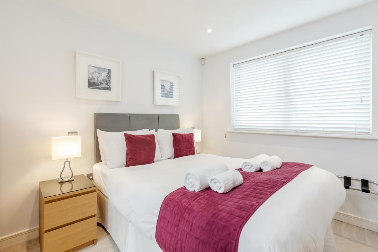 Roomspace Serviced Apartments - Abbot'S Yard Гилдфорд Екстериор снимка