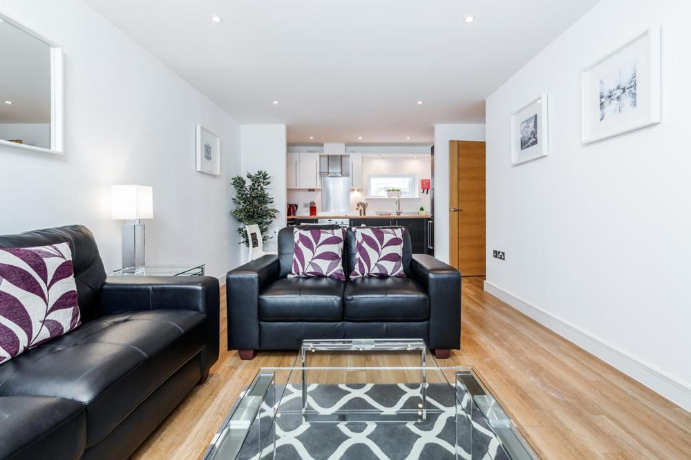 Roomspace Serviced Apartments - Abbot'S Yard Гилдфорд Екстериор снимка