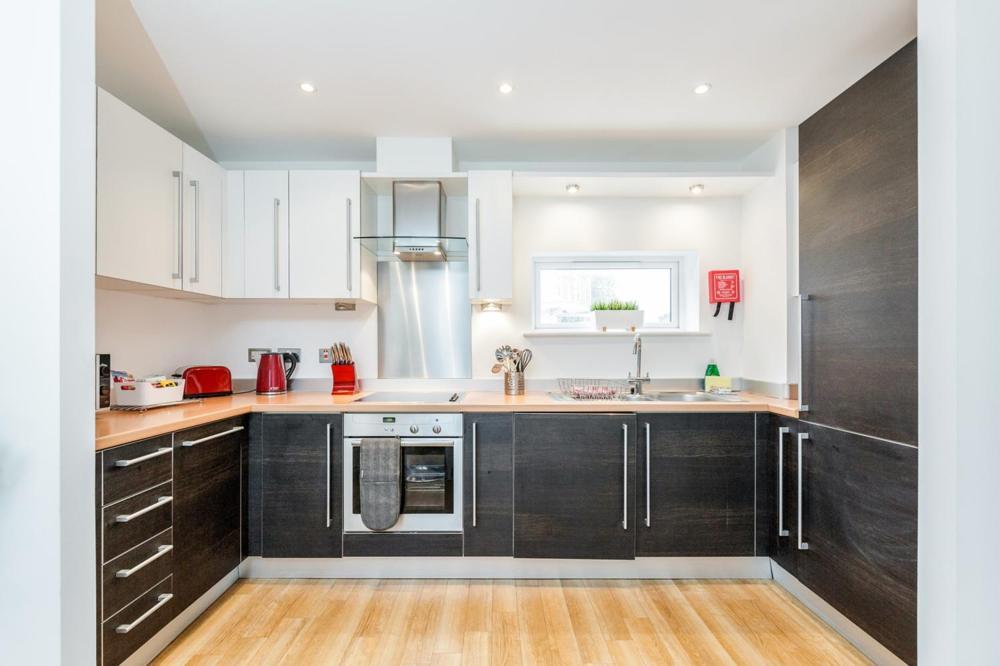 Roomspace Serviced Apartments - Abbot'S Yard Гилдфорд Екстериор снимка